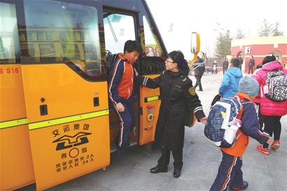 昨日是新學期開學第一天，1600余輛交運溫馨校車上線運行。