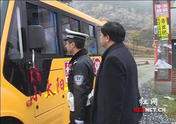 交警與校車辦聯(lián)合查處未取得標牌校車