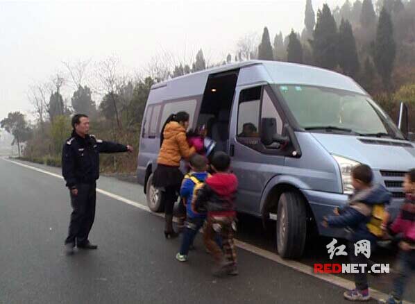 交警轉(zhuǎn)移車上學生