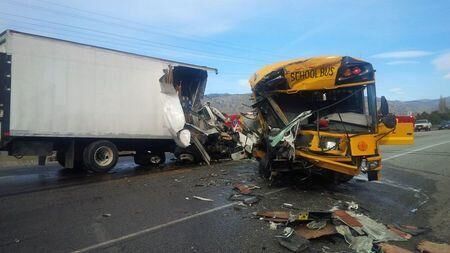 美國一滿載兒童校車遭卡車撞毀 56人送醫1人死亡