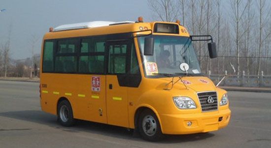 上學(xué)路上，大鼻子校車保安全