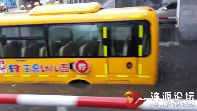 幼兒園校車橋下被淹，網(wǎng)友現(xiàn)場緊急救援