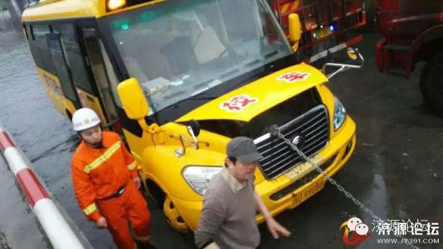 幼兒園校車橋下被淹，網(wǎng)友現(xiàn)場緊急救援