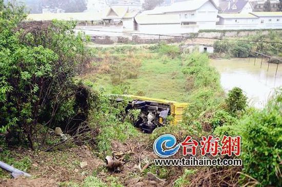 土方車(chē)翻倒在公路下方的田里