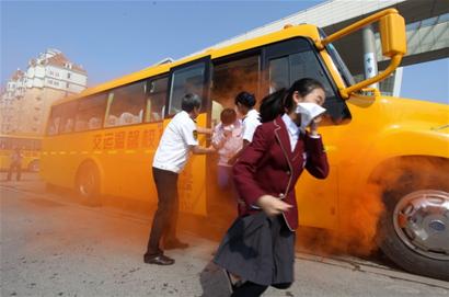 “起火了，同學們用毛巾捂住口鼻，抓緊從前門、后門下車?！弊蛉障挛?，交運黃島汽車總站聯合開發區消防大隊、開發區育才中學，開展了大規模的消防應急演練活動。