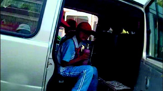 “黑校車”每人10元接送學(xué)生 被罰萬(wàn)元