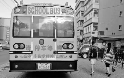 停在街邊的校車。隨著新學(xué)期的開(kāi)始，很多家長(zhǎng)發(fā)現(xiàn)校車被取消了 新文化記者 孫立國(guó) 攝 