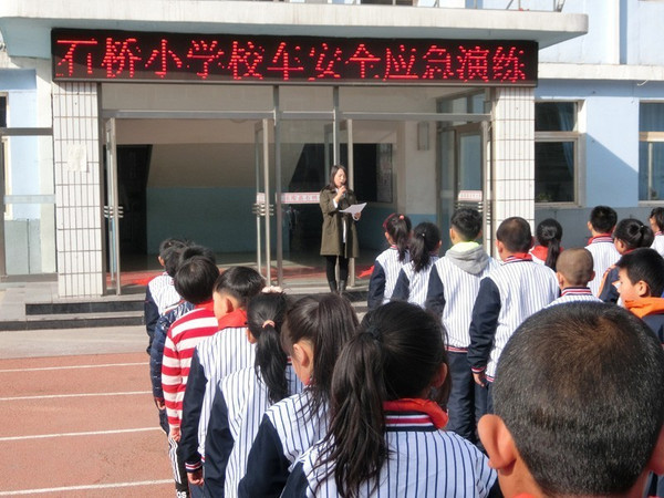 遼寧法庫縣石橋小學(xué)開展“校車應(yīng)急疏散演練”體驗(yàn)教育活動(dòng)