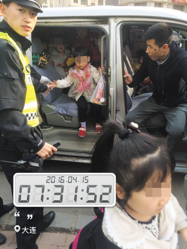 黑校車里塞滿了孩子。