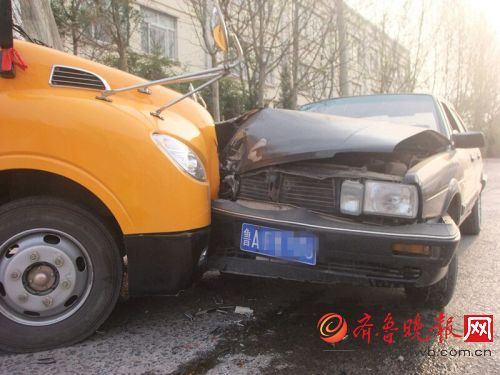 一輛載有20多名小學(xué)生的校車與一輛轎車發(fā)生撞擊事故，轎車車損嚴(yán)重。肇事的轎車司機(jī)下車查看后，旋即棄車跑了。幸運(yùn)的是，兩車車主和校車上的孩子們并無人員傷亡。