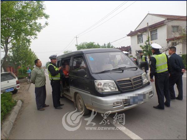 驚呆了！核載11人報(bào)廢“黑校車”竟塞了35人