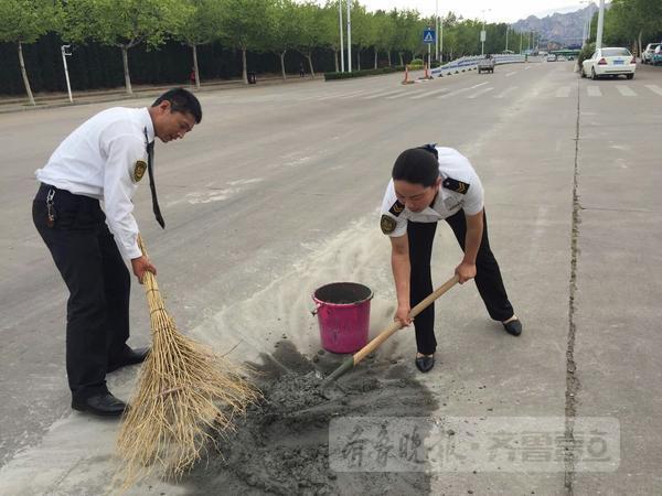 水泥石子灑一路，校車司機客串“清潔工”