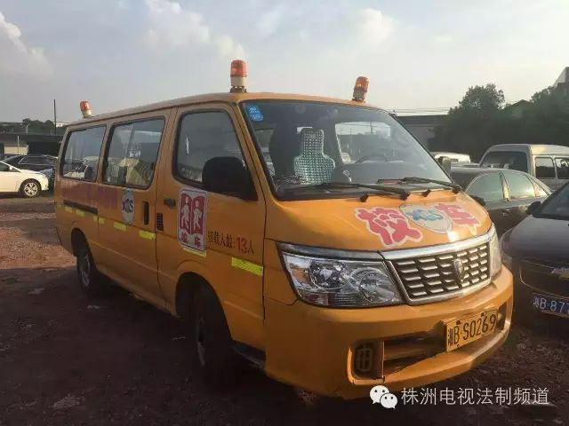 湖南株洲某幼兒園校車超載，司機態度令人唏噓