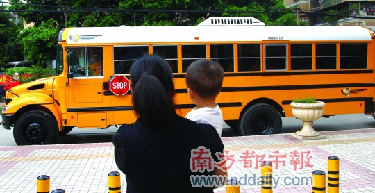 市民對美國校車充滿好奇，擔(dān)心車費太高“坐不起”。南都記者馬強攝