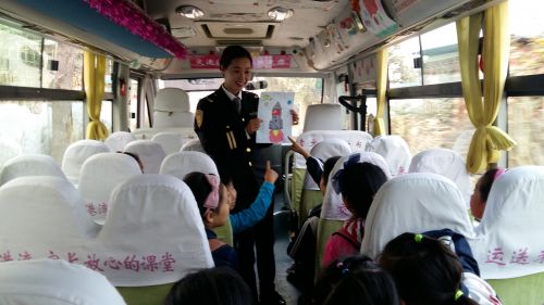 隨車照管員王帥為大家講解神州11號飛船發射成功 (1)