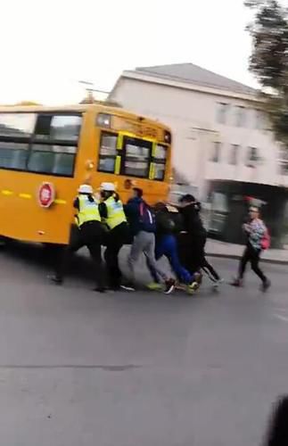 銀川：幼兒園校車半路拋錨，眾人合力推車暖人心
