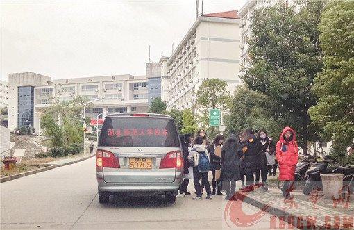 “校車”涉嫌非法營運被查獲　超員接送大學(xué)生