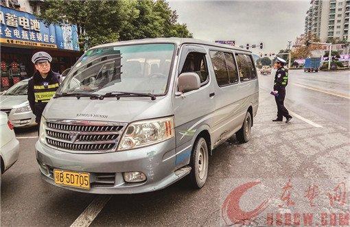 “校車”涉嫌非法營運被查獲　超員接送大學(xué)生