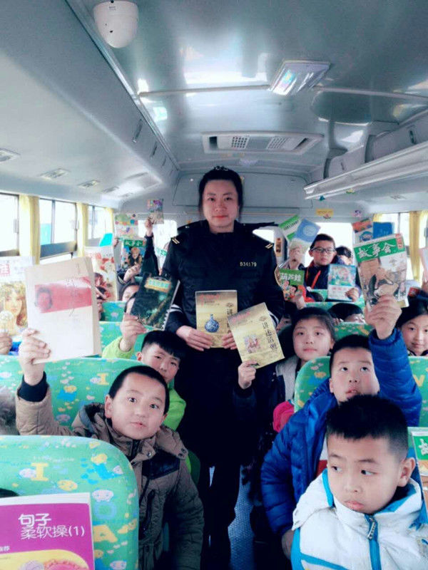 山東即墨校車開展捐贈圖書活動 一周募集1.5萬余本