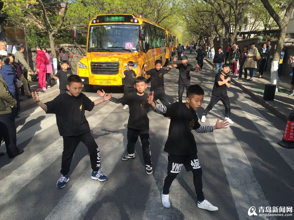 溫馨校車變身快閃舞臺 街舞混搭《弟子規(guī)》