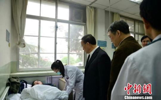 蘭州大學一輛校車側翻 致2人輕傷21人輕微擦傷 蘭州大學一輛校車側翻 致2人輕傷21人輕微擦傷