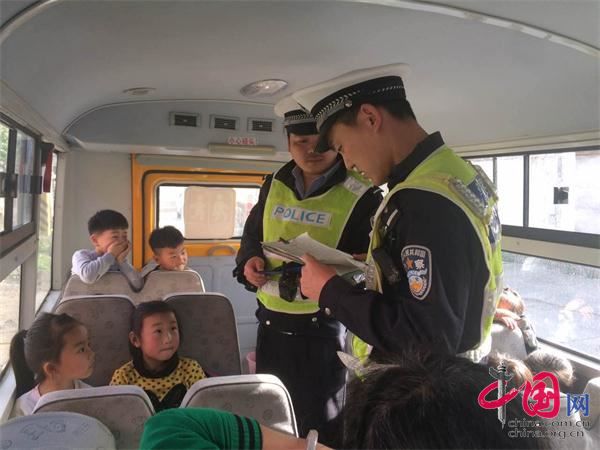 河南開封土柏崗嚴(yán)管校車 家長很放心