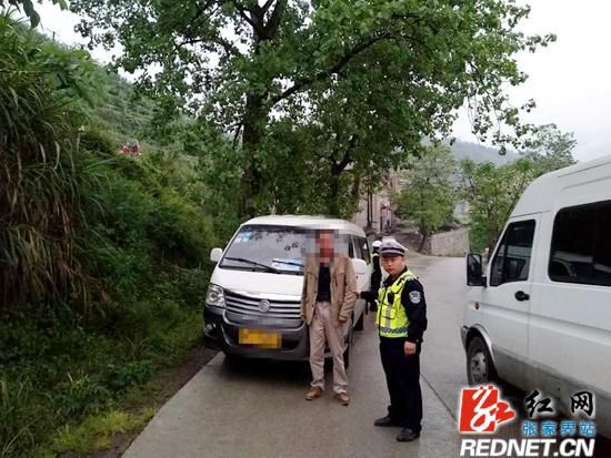 張家界永定區(qū)：男子駕駛嚴重超員“校車” 涉嫌危險駕駛罪被調查