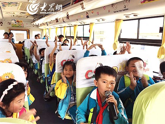 交運溫馨校車伴學(xué)生歡度六一兒童節(jié)