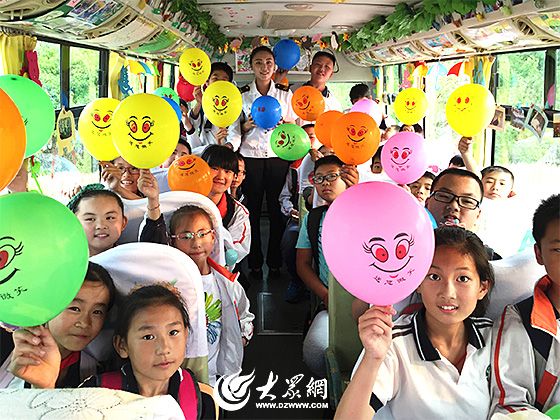交運溫馨校車伴學(xué)生歡度六一兒童節(jié)