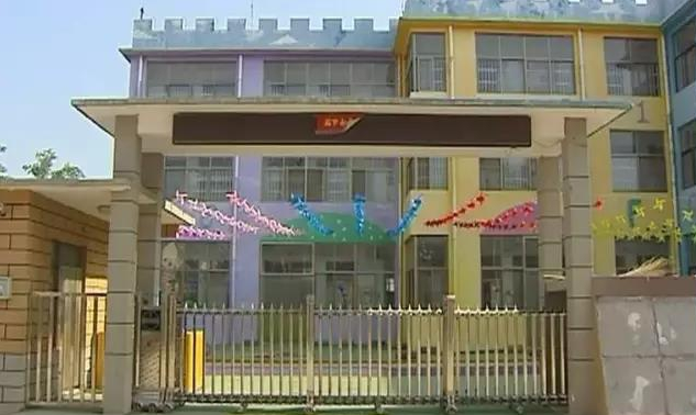 又一事件：4歲女童被忘在校車 7小時(shí)高溫烘烤致死