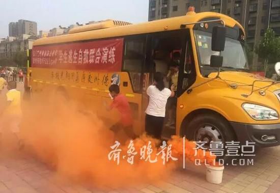 山東德州東七小學開展校車逃生自救演練