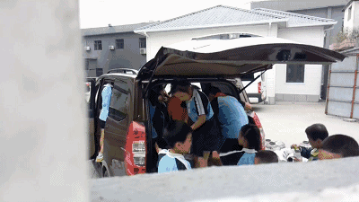 杭州蕭山某地黑校車被曝光！小車塞進26個人，孩子好像疊羅漢