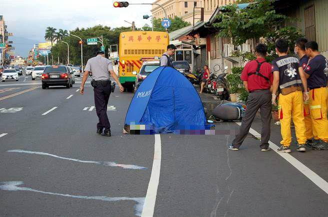 臺灣一校車與機(jī)車相撞 機(jī)車男被卷入車下輾過當(dāng)場死亡