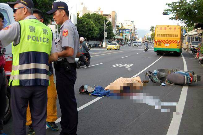 臺灣一校車與機(jī)車相撞 機(jī)車男被卷入車下輾過當(dāng)場死亡