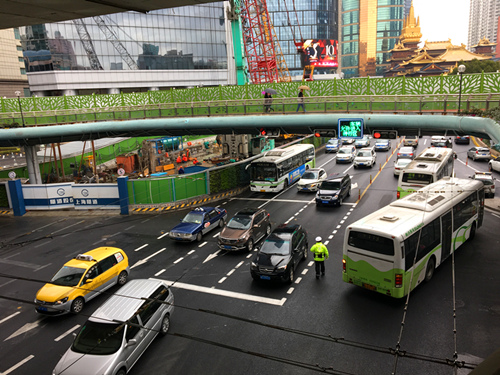 新交規(guī)校車違規(guī)加入扣分行列2017新交規(guī)實施7月