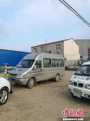 河北一核載17人套牌“校車”塞42名幼童 涉案司機(jī)被拘