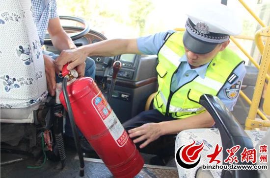 山東無棣交警開展秋季校車安全檢查 擰緊學(xué)生安全門