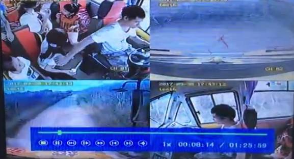 4歲男孩被校車撞上不幸身亡！出事時司機懷里竟抱著一個人……行車記錄儀還原現場！