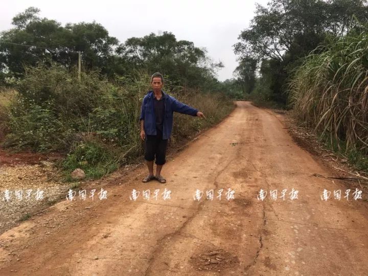 4歲男孩被校車撞上不幸身亡！出事時司機懷里竟抱著一個人……行車記錄儀還原現場！