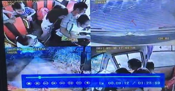 4歲男孩被校車撞上不幸身亡！出事時司機懷里竟抱著一個人……行車記錄儀還原現場！