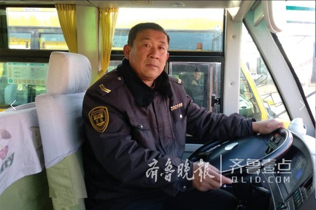 大貨車突然自燃，膠州校車司機緊急救援