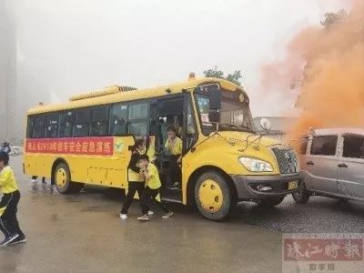佛山開展校車應急救援演練，看看孩子如何“逃生”！