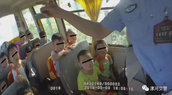 漯河司機(jī)非法開校車被查 一次性被扣36分