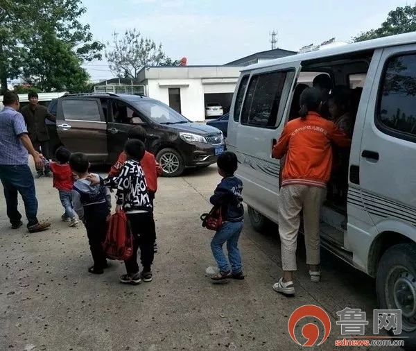 兩輛“黑校車”私自改裝、超載學生被查獲