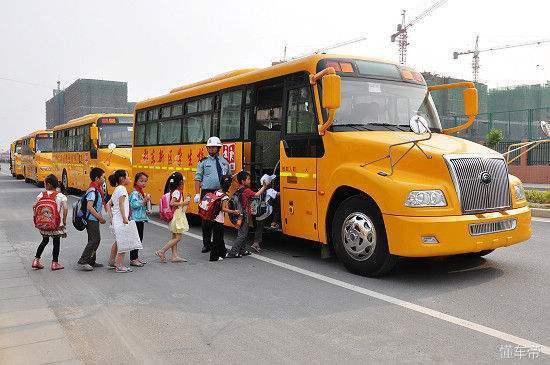安全標準嚴格的美國校巴再次戰勝卡車 校車安全不容忽視