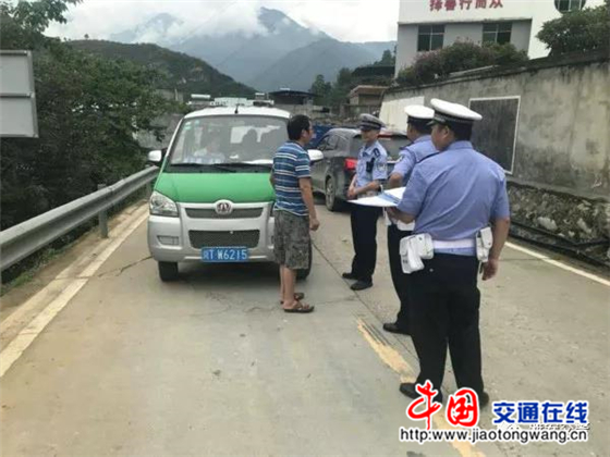 雅安交警向“黑校車”開戰(zhàn)
