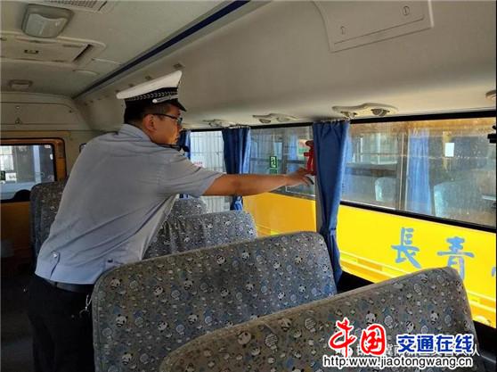 邯鄲冀南新區交警開展暑期前校車安全大檢查