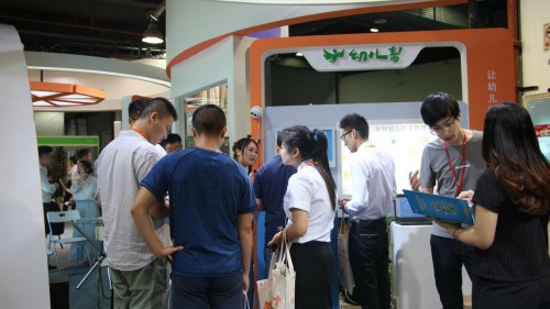 樂迪2018中國（上海）教育裝備展示：人臉識別校車考勤機(jī)