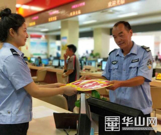 潼關(guān)交警大隊(duì)車管所見證的第一筆校車標(biāo)牌申領(lǐng)