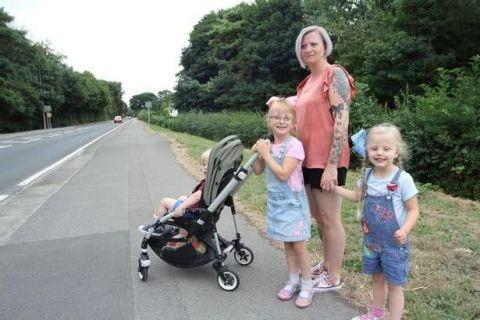 英國：校車沒用？英國母親每天步行11公里送娃上學